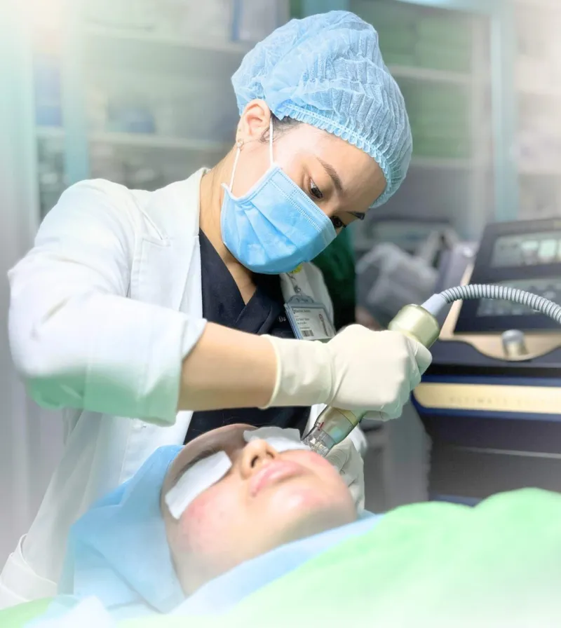 Quando l'acne non cede: il ruolo degli antibiotici topici e sistemici nei protocolli dermatologici avanzati