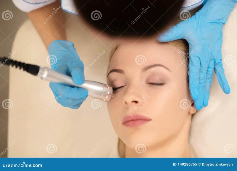 Il contorno occhi: anatomia di una zona fragile e i protocolli dermatologici per ringiovanirla