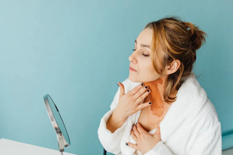 Décolleté e fotoinvecchiamento: perché questa zona invecchia prima del viso e come recuperare anni di esposizione con i trattamenti giusti