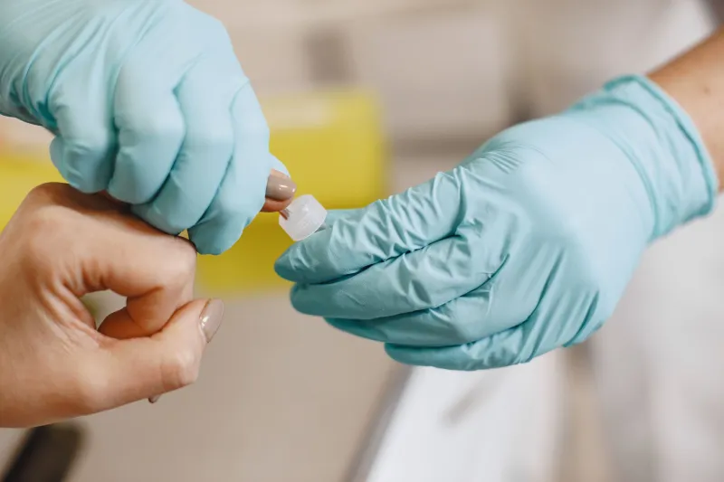 Dermatite allergica da contatto: riconoscere gli ingredienti cosmetici responsabili e costruire una routine sicura con il supporto del dermatologo